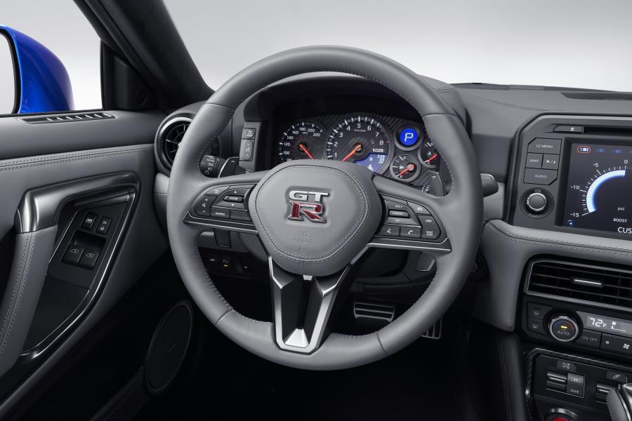 Панель приборов Nissan GT-R 50th Anniversary (R35) 2019 года  (NA) (фото 14 из 40)